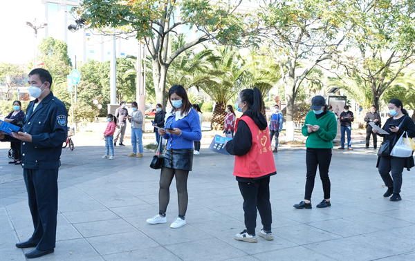 中央公園核酸采樣點志愿者付民進(jìn)維持秩序.bmp