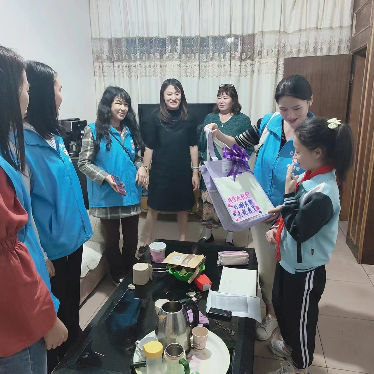 為轄區(qū)留守兒童送去“開(kāi)學(xué)大禮包”，.jpg